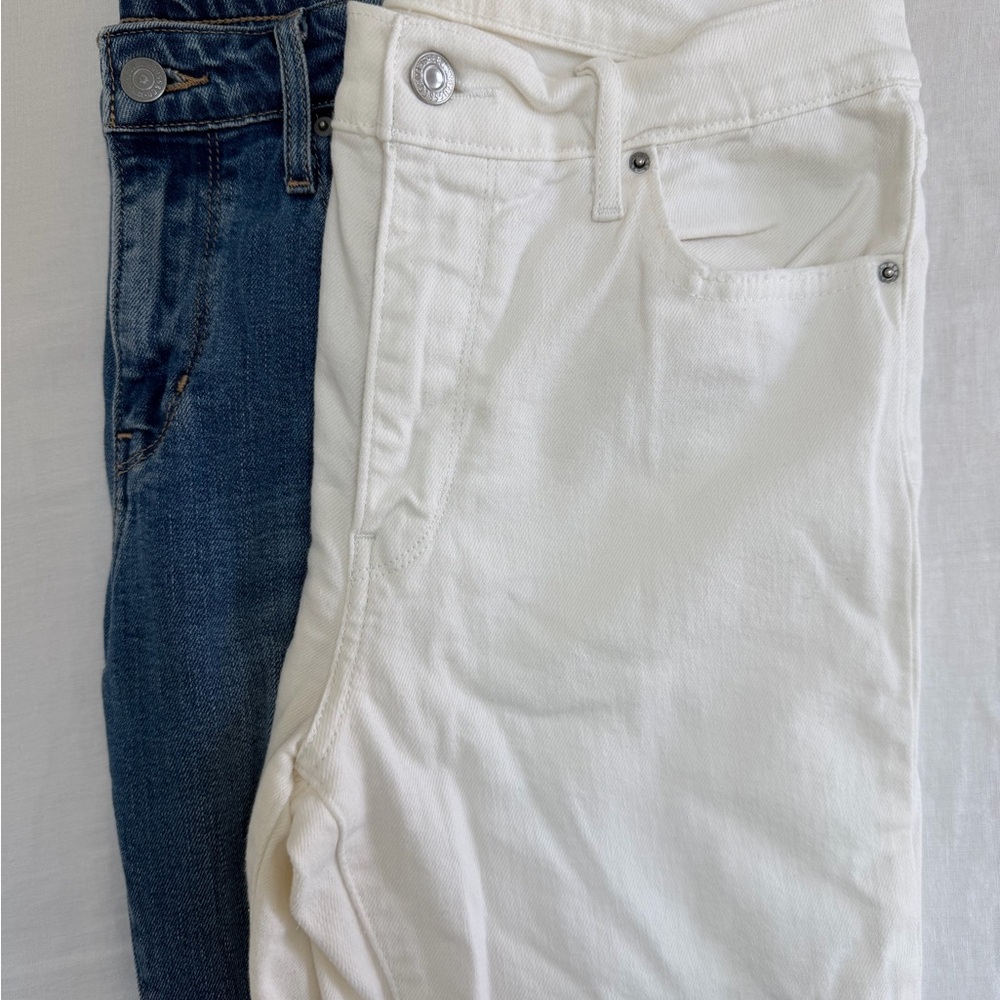 Levi’s White and Dark Blue Jeans Duo